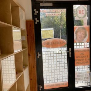 negozio compro oro trieste, vetrina interna